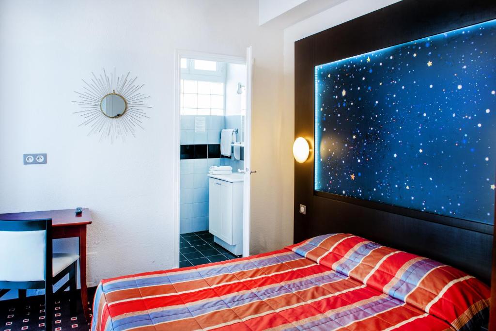 Postel nebo postele na pokoji v ubytování Hôtel Stella