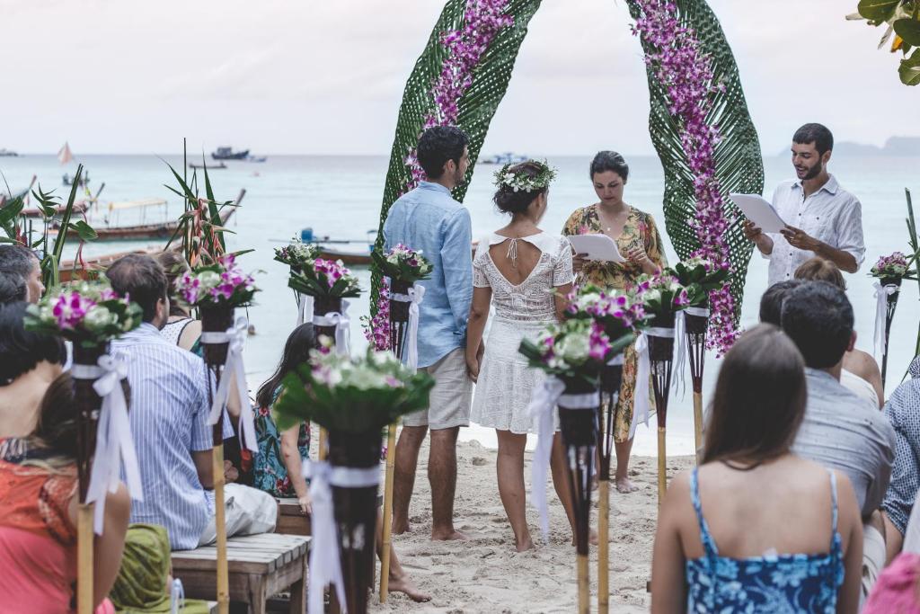 eine Hochzeitszeremonie am Strand in der Unterkunft Castaway Resort Koh Lipe in Ko Lipe