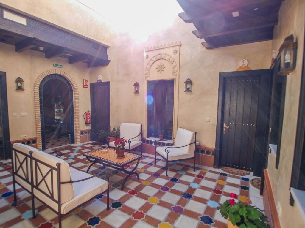 een woonkamer met 2 stoelen en een tafel bij La Esperanza in Alcalá del Valle