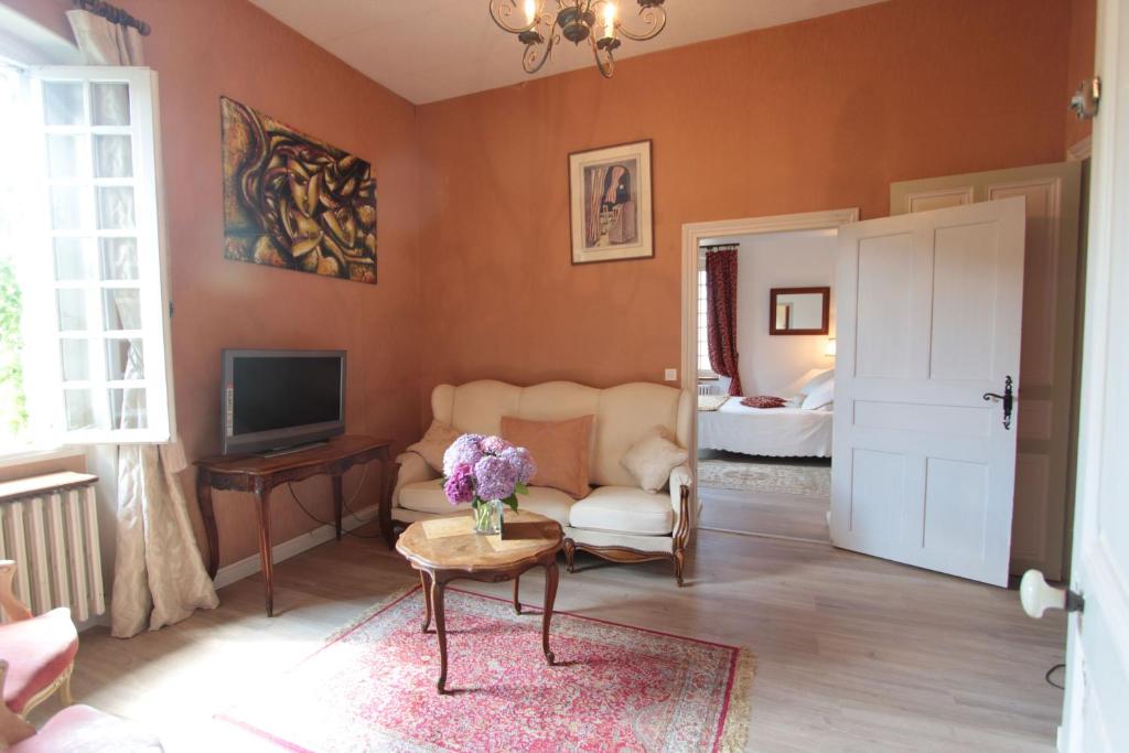 TV a/nebo společenská místnost v ubytování Villa Aimée Luxury Apartments with Heated Pool