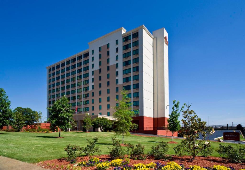 un grand bâtiment avec un jardin en face dans l'établissement Crowne Plaza Memphis Downtown, an IHG Hotel, à Memphis