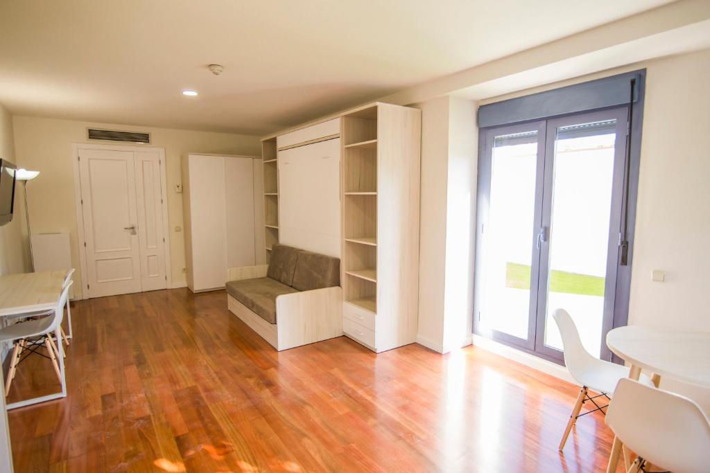 Apartamentos Plaza de Santiago - Estudios Turisticos - 1 LLAVE - Estudio Familiar Con Terraza