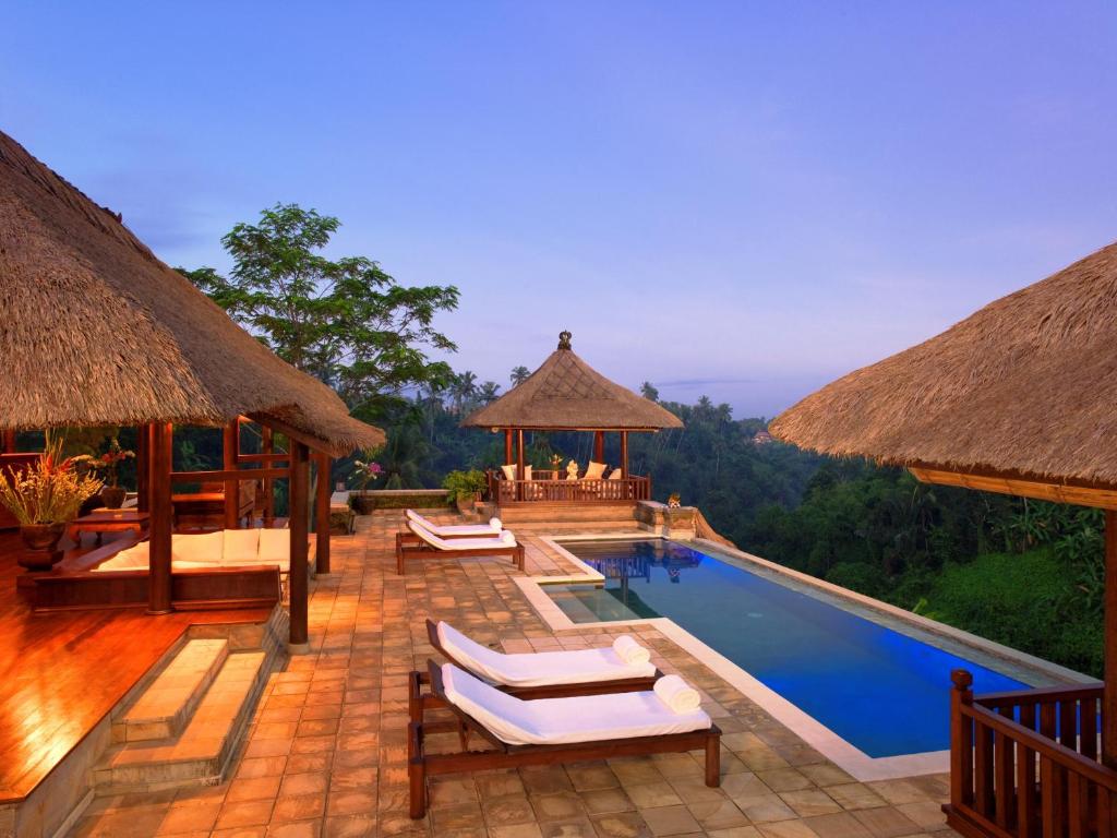 una piscina in un resort con vista di Villa Santai ad Ubud