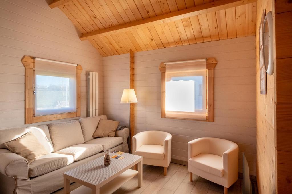 una sala de estar con un sofá y una mesa en Villas de Arribes, en Aldeadávila de la Ribera