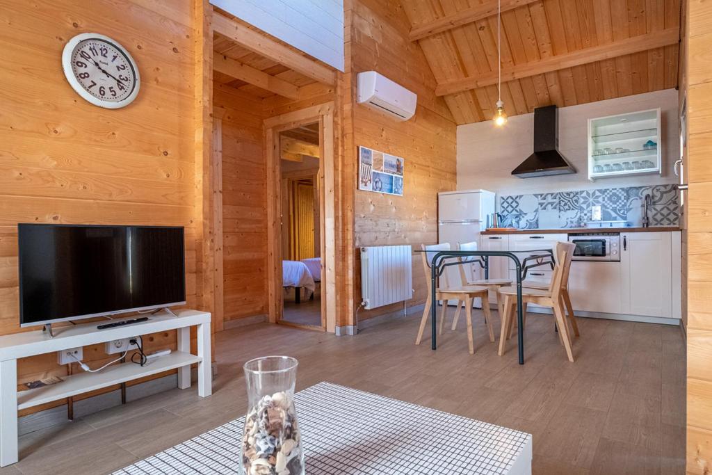 cocina y sala de estar con TV y mesa en Villas de Arribes, en Aldeadávila de la Ribera