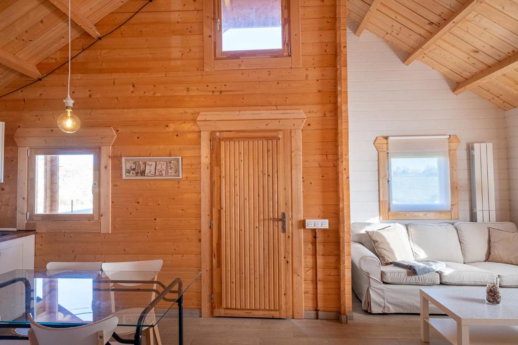 una sala de estar con un sofá y una mesa en Villas de Arribes, en Aldeadávila de la Ribera