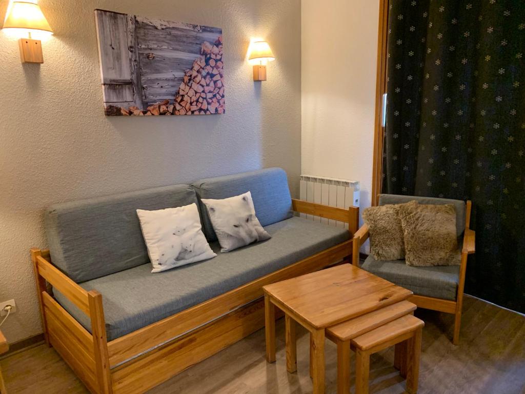 un salon avec un canapé et une table dans l'établissement VAUJANYLOCATIONS - Cochette II Apt 12, à Vaujany