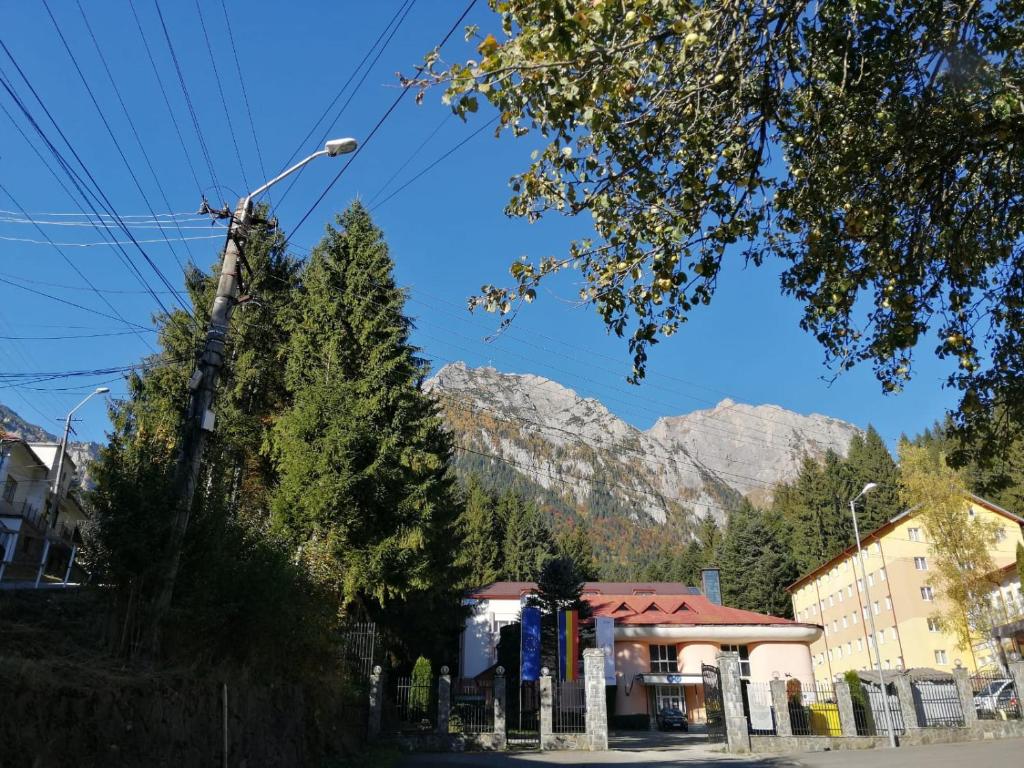 Nespecifikovaný výhled na hory nebo výhled na hory při pohledu z hostelu