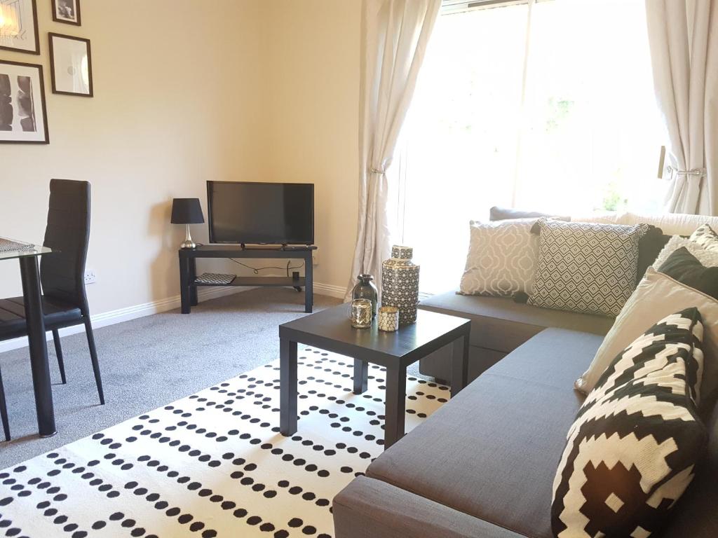 Oceana Accommodation- Vokes House, Southampton, whole property, sleeps 6, parking