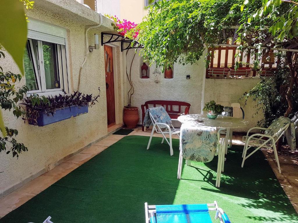 Vonkajšia záhrada v ubytovaní Athens Glyfada Studio