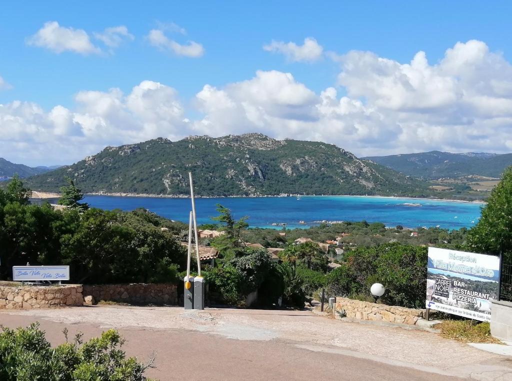 uma vista para uma massa de água com uma montanha em Résidence Monte d'Oro em Porto-Vecchio