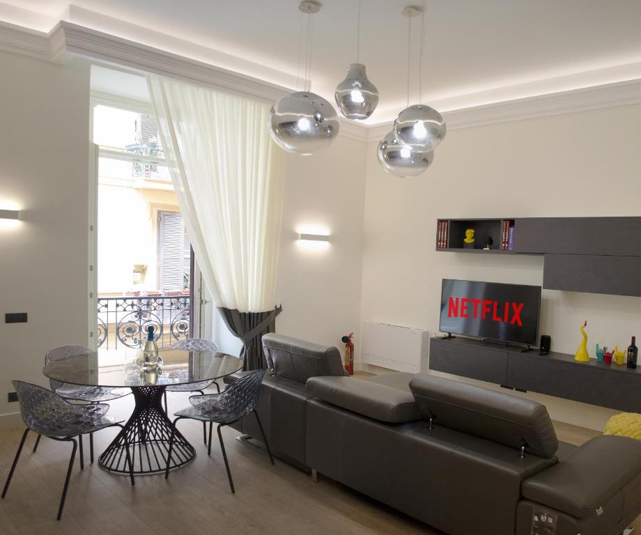 uma sala de estar com um sofá e uma mesa em fafgrandsuitenapoli em Nápoles