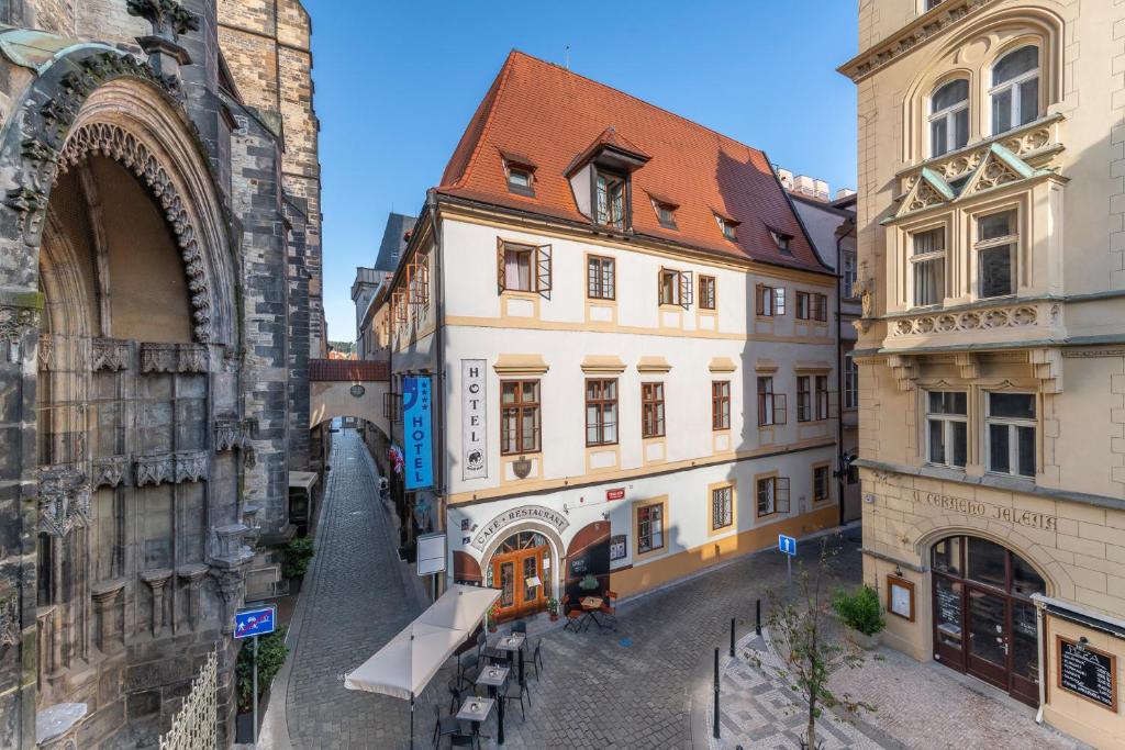 een steegje tussen twee gebouwen in een stad bij Hotel Cerny Slon in Praag