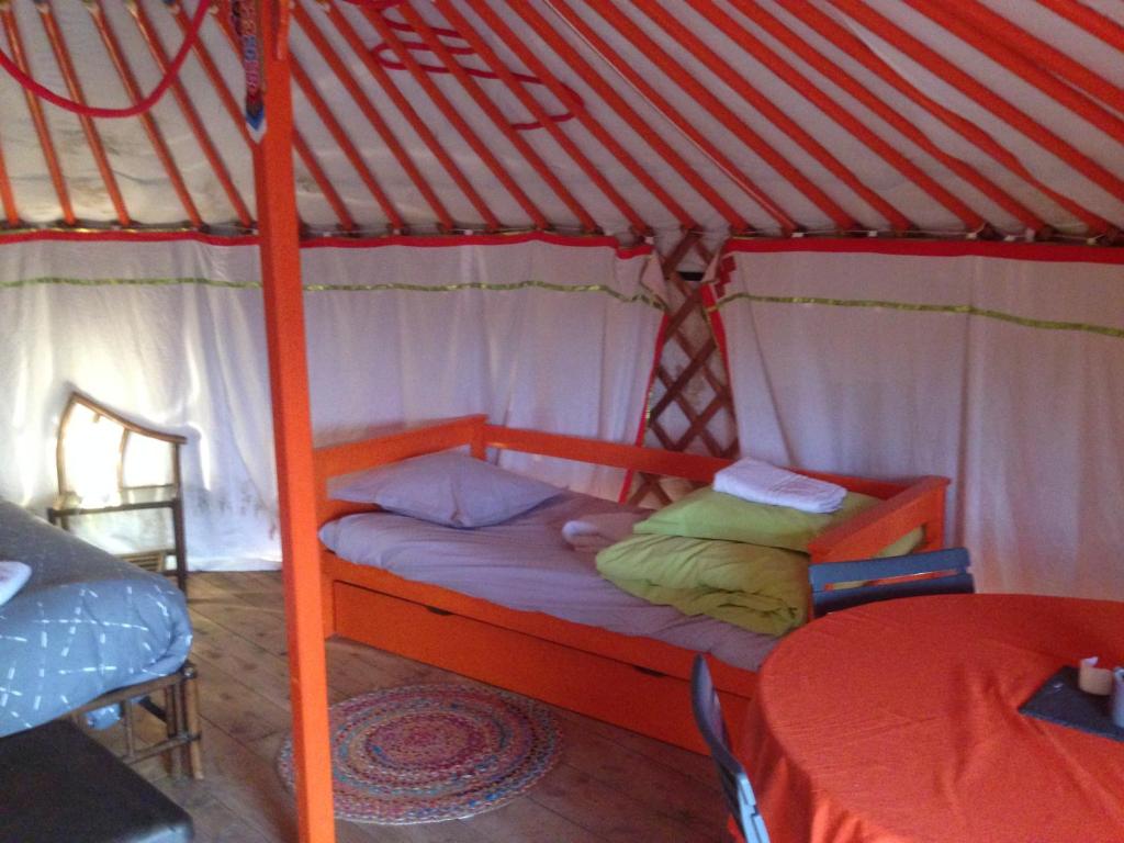 um quarto com uma cama numa tenda em Yourte Mongole em Saint-Léger-sur-Dheune