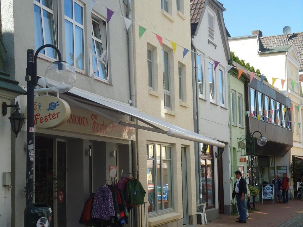 eine Straße mit Geschäften und Menschen, die die Straße hinuntergehen in der Unterkunft Zeit in Eckernförde in Eckernförde