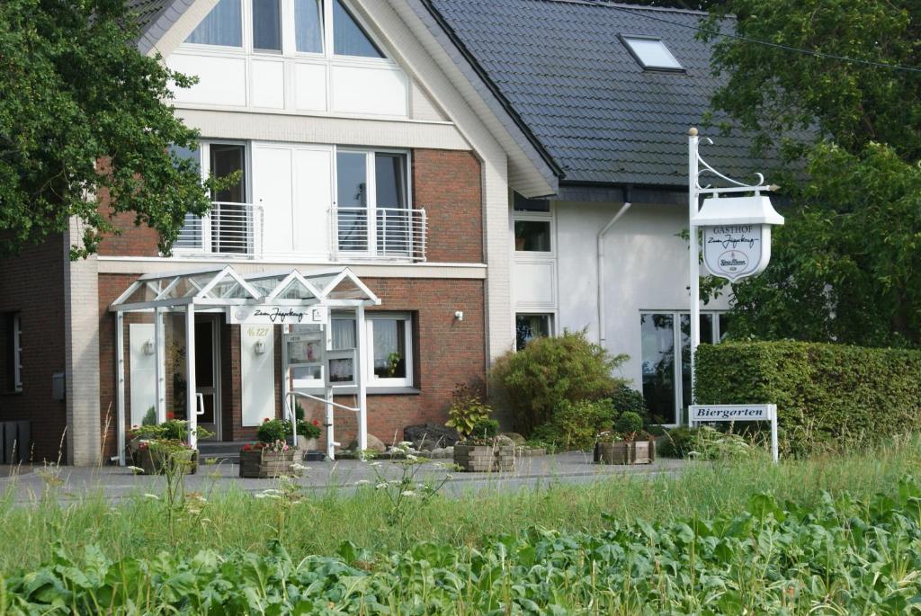 une maison avec une horloge à l'avant dans l'établissement Zum Jägerkrug, à Bad Rothenfelde