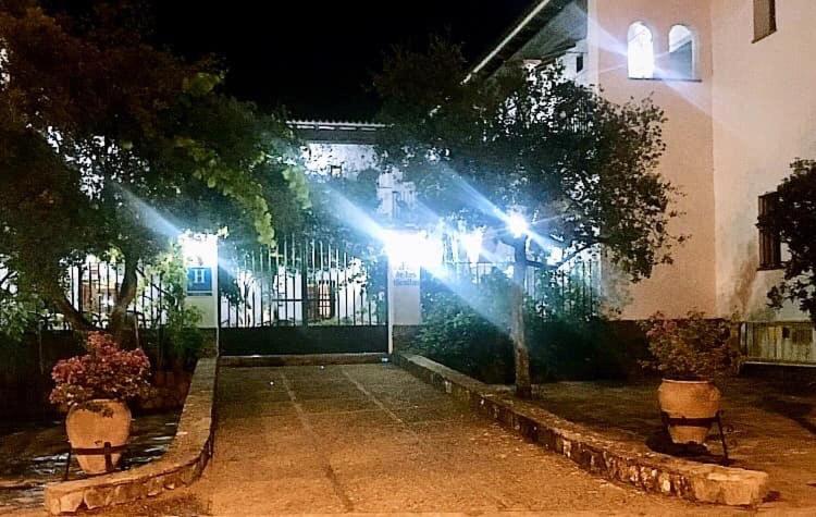 una puerta con luces delante de una casa por la noche en Hotel Cortijo Las Grullas en Benalup - Casas Viejas