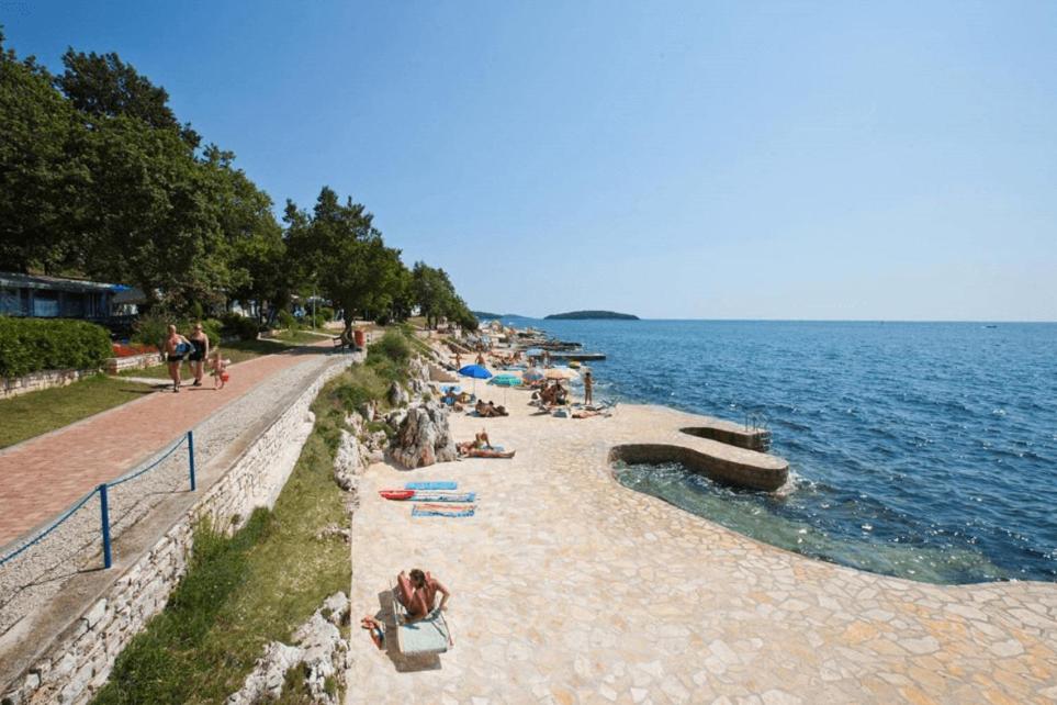 Plaža ob oz. blizu turističnega naselja