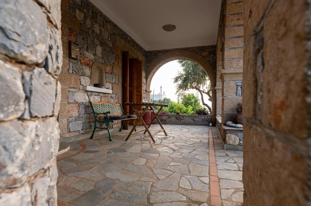 Patio alebo iná vonkajšia časť ubytovania Mary stone house