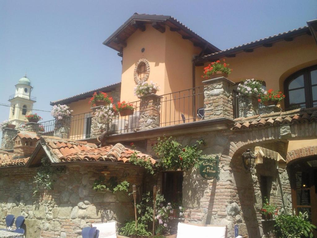 un edificio con flores en los balcones y un faro en Il Portico, en Carrosio