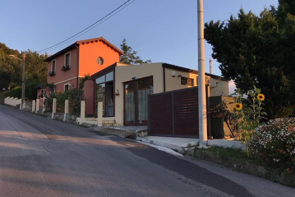 uma casa ao lado de uma rua em La zagara in Fiore em Monforte San Giorgio