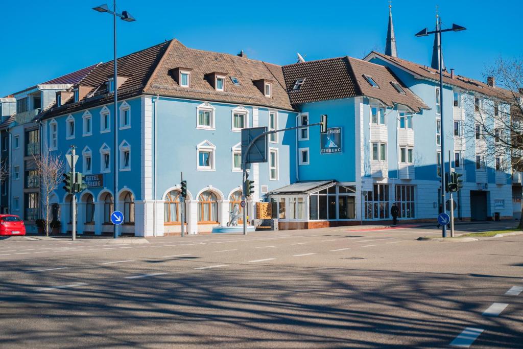 ein großes blau-weißes Gebäude auf einer Straße in der Unterkunft Eisberg Hotel City in Lahr