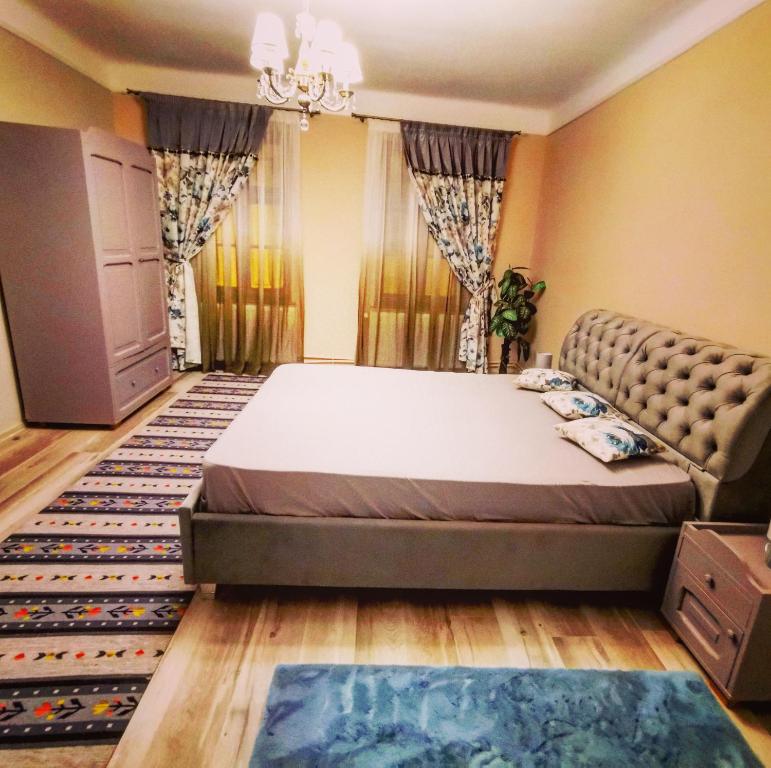 Кровать или кровати в номере HHH Sforii residence