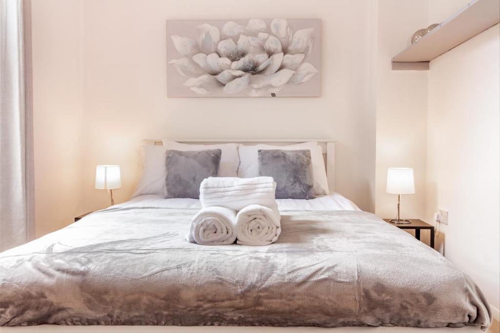 une chambre avec un lit avec des serviettes dessus dans l'établissement Host & Stay - Club Chambers, à Great Malvern