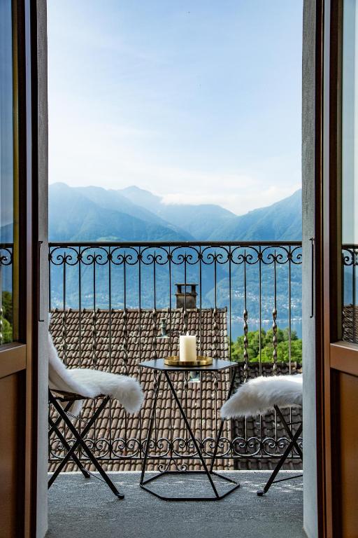 a table and chairs on a balcony with a view at Hotel San Bernardo in Contra
