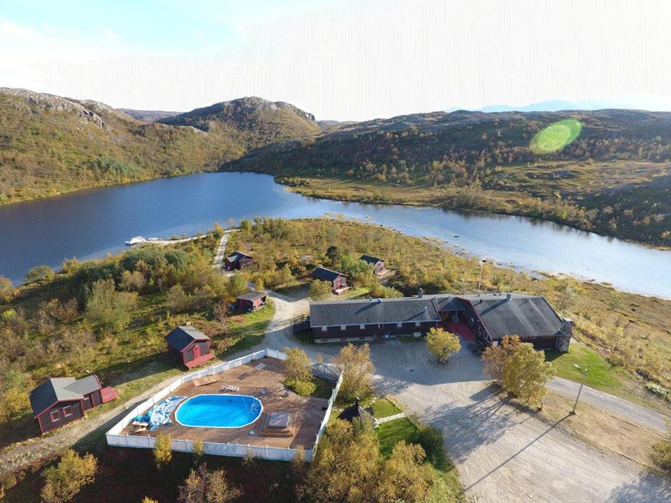 uma vista aérea de uma casa ao lado de um lago em Karalaks em Lakselv