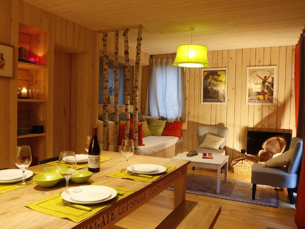 a living room with a table with wine glasses and a living room at Gite Basse Correo in La Freissinouse