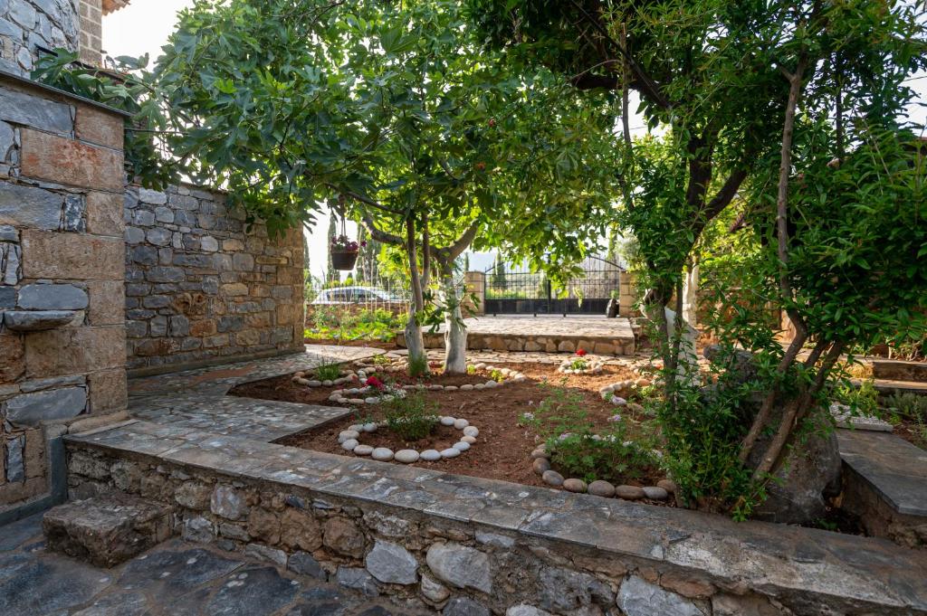 Vonkajšia záhrada v ubytovaní Mary stone house