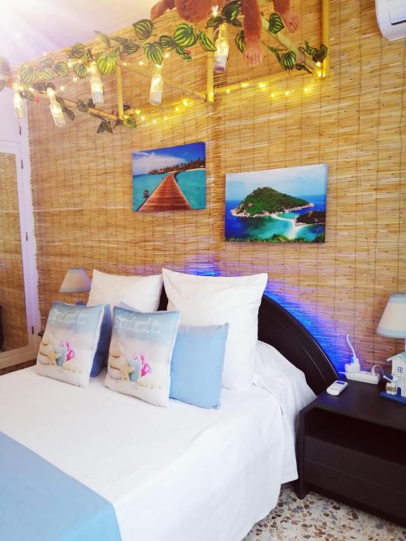 Postel nebo postele na pokoji v ubytování Wonder Rooms Nerja Guest House