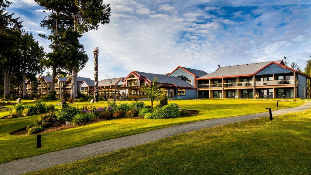 uma casa grande com um pátio verde com uma entrada em Best Western Plus Tin Wis Resort em Tofino