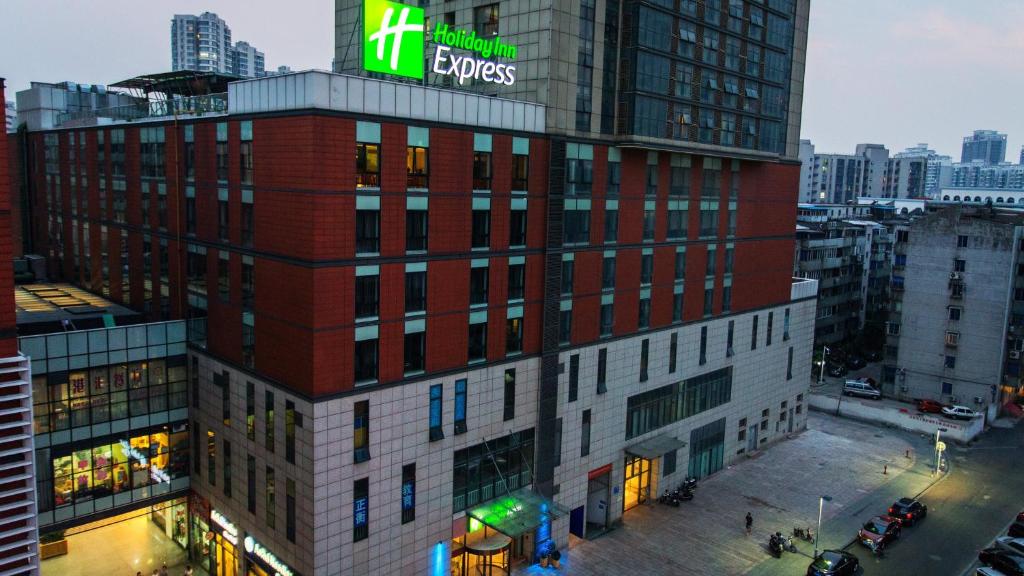 un edificio alto con un cartel encima en Holiday Inn Express Changzhou Centre, an IHG Hotel, en Changzhou