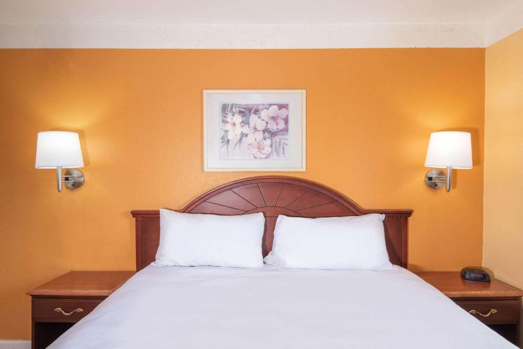 Postel nebo postele na pokoji v ubytování Travelodge by Wyndham Kingman