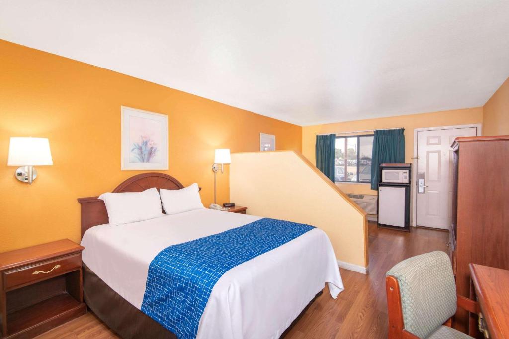 Postel nebo postele na pokoji v ubytování Travelodge by Wyndham Kingman