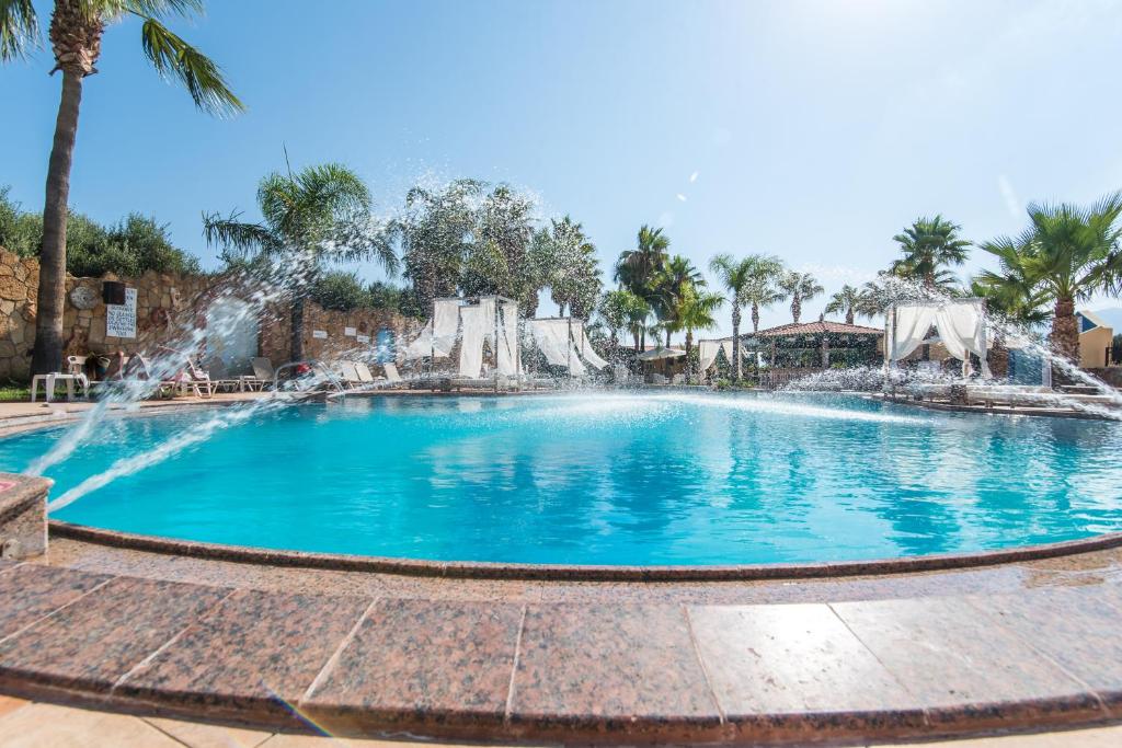 uma grande piscina com uma fonte de água em Oasis Studios em Malia
