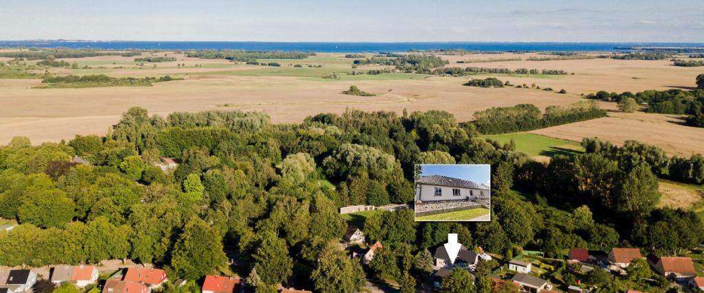 una vista aerea di una casa nel mezzo di una foresta di Ferienhaus Garz a Garz