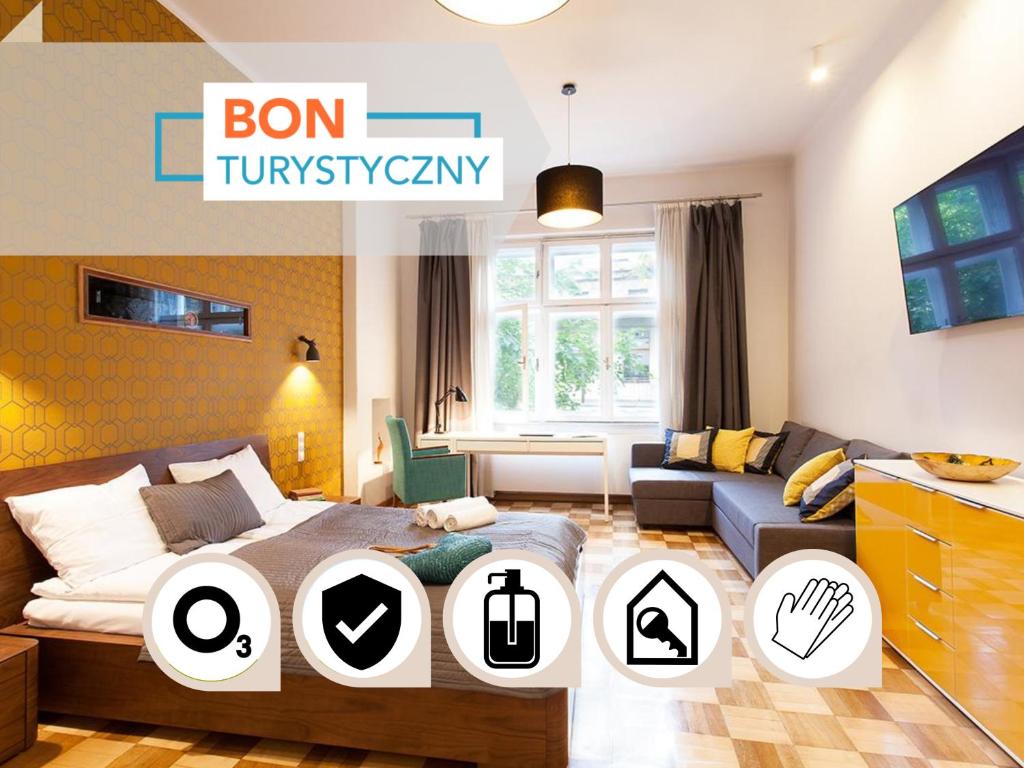 1 dormitorio con 1 cama y sala de estar en Honey Time Apartment, en Cracovia