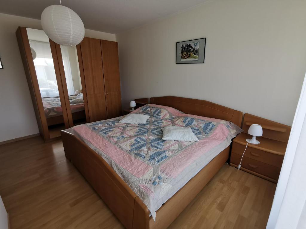 a bedroom with a bed and a mirror at Ferienwohnung zum Bätstän in Pluwig