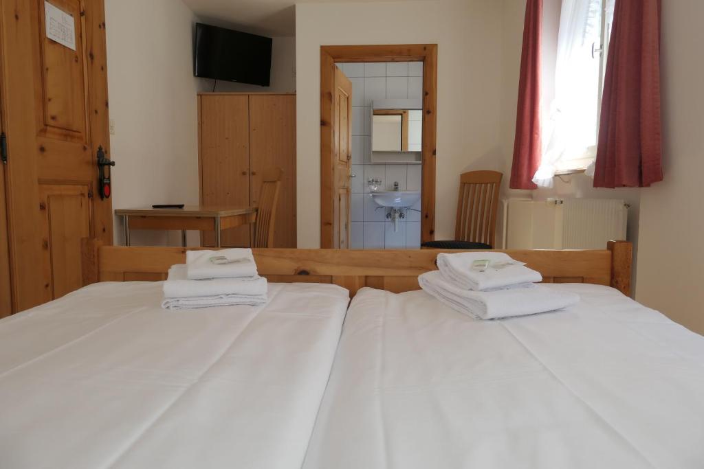 Postel nebo postele na pokoji v ubytování Hotel Franziskaner