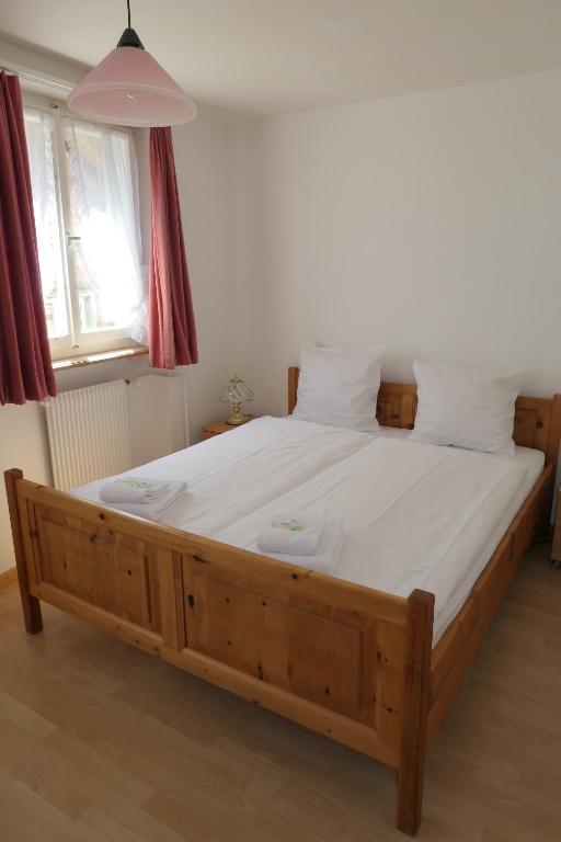 Postel nebo postele na pokoji v ubytování Hotel Franziskaner