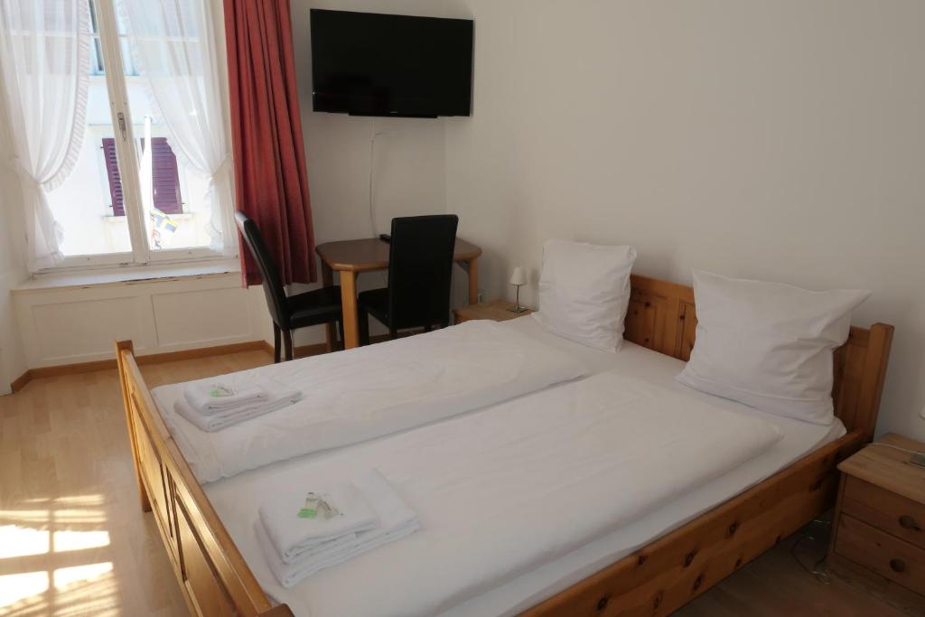 Postel nebo postele na pokoji v ubytování Hotel Franziskaner