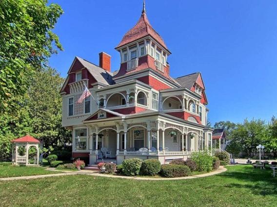 duży dom z wieżą na górze w obiekcie Grand Victorian B&B Inn w mieście Bellaire