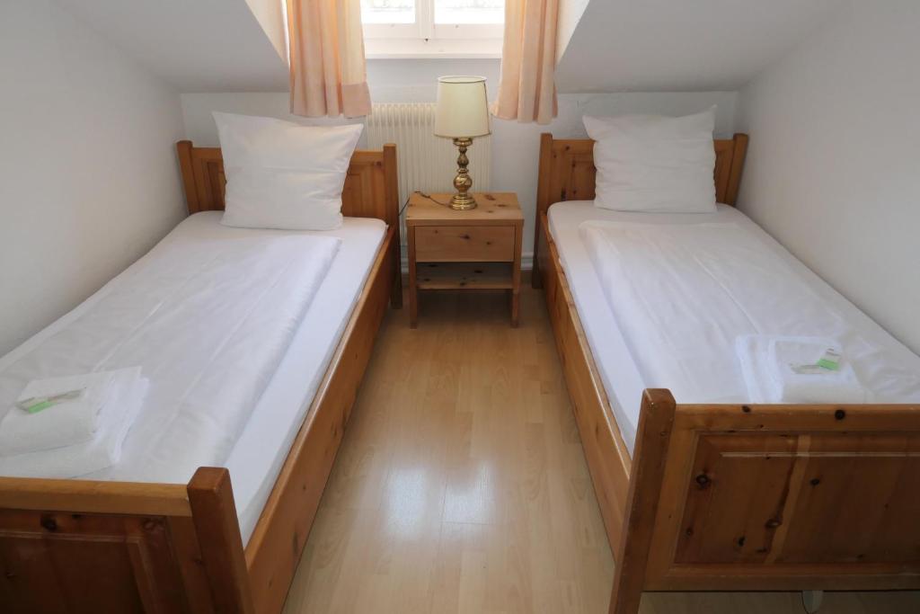 Postel nebo postele na pokoji v ubytování Hotel Franziskaner
