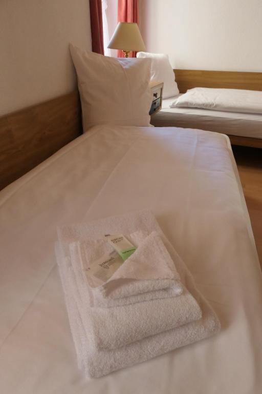 Postel nebo postele na pokoji v ubytování Hotel Franziskaner