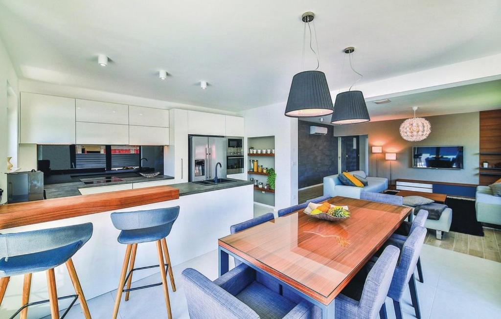Kuchyňa alebo kuchynka v ubytovaní Luxury Dream House