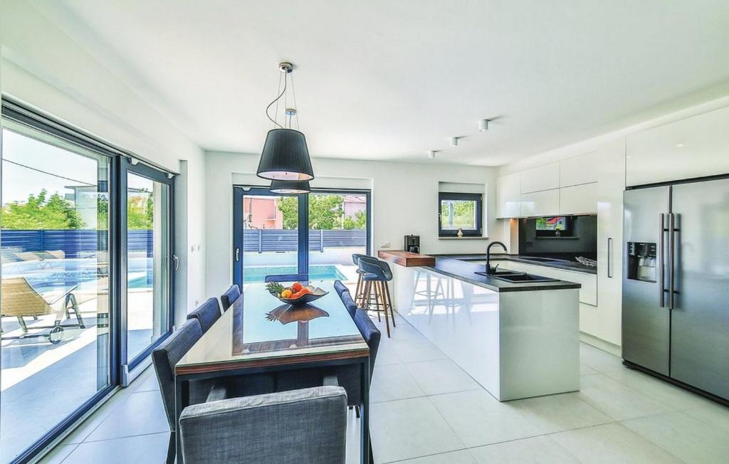 Kuchyňa alebo kuchynka v ubytovaní Luxury Dream House