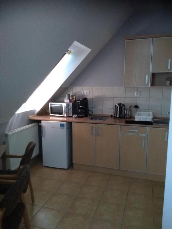 Kuchnia lub aneks kuchenny w obiekcie KarosPool Apartman